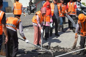 Perbaiki Jalan Berlubang, Bupati Jember Pimpin Langsung Tim Jalan Lubang di Jember