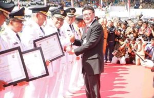 Pimpin Upacara Peringatan Hari Otda, Mendagri Beri Penghargaan Bagi Pemda Berkinerja Baik di Banyuwangi