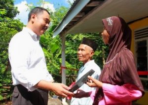 Bedah Rumah, Wabup Banyuwangi Serahkan Kunci Rumah Suwarno di Banyuwangi