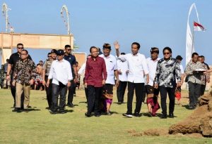 Presiden Jokowi Tinjau Pembangunan Lapangan Bola dan Paralayang di Desa Kutuh