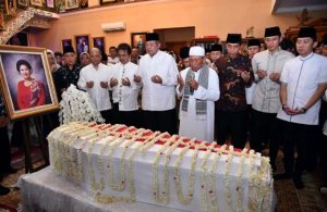 Presiden Jokowi dan Ibu Iriana Melayat Alm Ani Yudhoyono