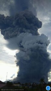 Gunung Sinabung Meletus, Warga Tak Panik Meski Kolom Abu 7 Km