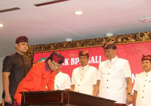 Gubernur Koster Lantik Jajaran Direksi dan Komisaris BPD Bali