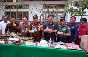 Kejari Gianyar Musnahkan Barang Bukti Tindak Pidum dan Pidsus