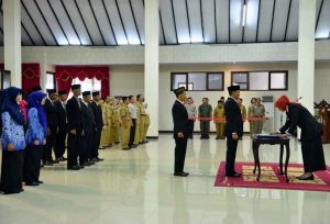 Bupati Jember Lantik Sejumlah Pejabat serta Bagikan SK Mutasi di Jember