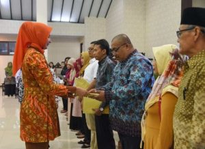 Serahkan SK Pensiunan, Mutasi dan Beasiswa Anak Janda/Duda PNS, Bupati Jember Pastikan Layanan Pensiunan Terselesaikan dengan Baik di