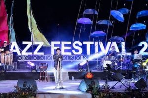 Glenn Fredly Sukses Suguhkan Konser Musik Jazz Festival di Pantai Marina Boom Banyuwangi di Banyuwangi