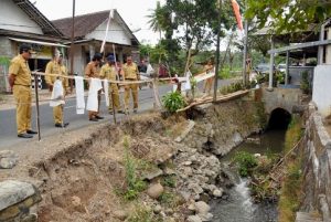 Wabup Jember Tinjau Kerusakan Drainase dan Longsor di Jember
