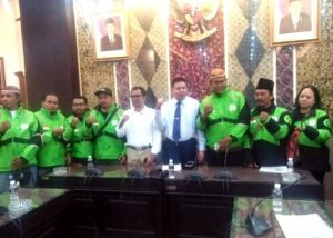 Ratusan Ojol Geruduk Kantor DPRD Jatim, Ada Apa?