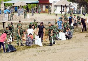 Serangkaian HUT TNI ke-74, Kodam IX/Udayana Gelar Karya Bakti Pembersihan Pantai Mertasari Sanur