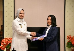 Pastikan Dokumen Perizinan Diterima Pemohon, Bupati Jember Serahkan Sertifikat Secara Langsung di Jember