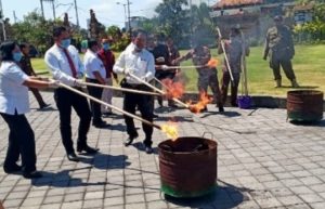 Kasat Narkoba Polres Badung Hadiri Pemusnahan Barang Bukti di Kejaksaan Negeri