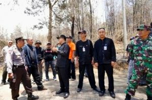 Tinjau Kebakaran Hutan Gunung Ijen, Bupati Anas Minta BNPB Padamkan Api Lewat Jalur Udara di Banyuwangi