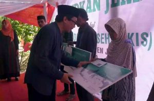 Serahkan Kartu Indonesia Sehat (KIS), Wabup Jember: Harus Tetap Jaga dan Hidup Sehat di Jember