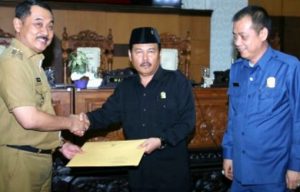 Wabup Yusuf Serahkan Nota Pengantar RAPBD 2020 ke DPRD Banyuwangi di Banyuwangi