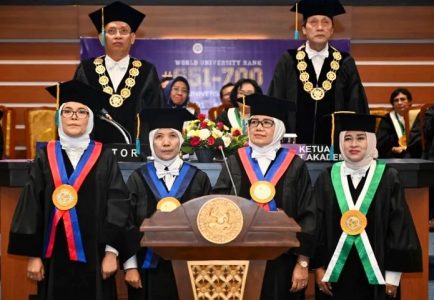 Tunjukkan Keseriusan Tingkatkan Kualitas SDM, UNAIR Surabaya Kukuhkan Empat Guru Besar