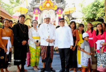 Miliki Hubungan Historis, Wagub Bali Peringati Hari Raya Saraswati di Pura Giri Mulya Banyuwangi di Banyuwangi