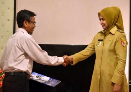 Bupati Jember Serahkan 95 Berkas Perizinan Kepada 30 Pemohon di Jember