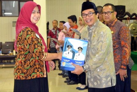 Wabup Jember Serahkan 273 Sertifikat Izin Kepada 273 Pemohon Perizinan di Jember