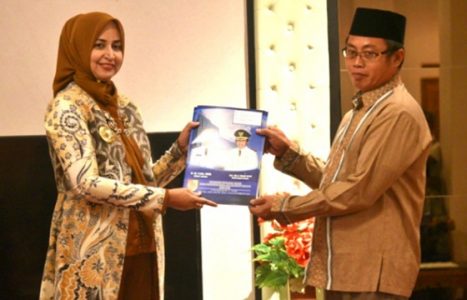 Serahkan 78 Sertifikat, Bupati Faida: Bagi Para Investor Mampu jadi Pelayan Publik yang Inklusi di Jember