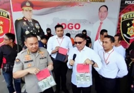 Ditreskrimum Polda Jatim Tangkap Pengedar Upal Dollar Amerika Senilai Rp1,1 Miliar