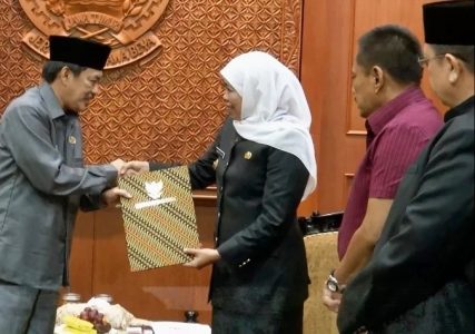 Terima SPT dari Gubernur Jatim, Wabup Cak Nur Resmi Jabat Plt Bupati Sidoarjo