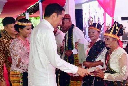 Kunker ke Manggarai Barat, Presiden Serahkan 2.500 Sertifikat Hak Atas Tanah