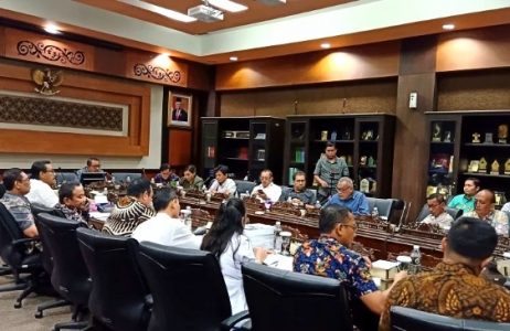 Puluhan Keluarga Eks Karyawan PT KAI Datangi DPRD Jatim, Ada Apa? di Jember