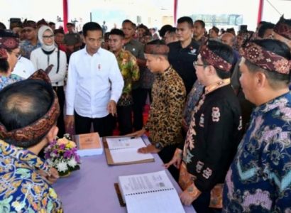 Tandatangani 1.300 Kontrak Kerja Proyek Nasional, Presiden Jokowi Apresiasi Lelang Dini