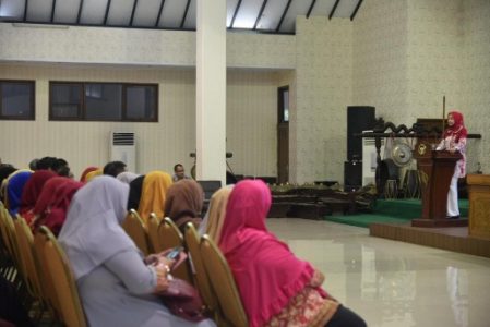 Serahkan Sertifikat Perizinan, Bupati Jember Ingatkan Apoteker Jaga Peredaran Obat di Jember