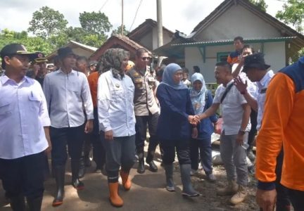 Bupati Jember Dampingi Gubernur Jatim Tinjau Lokasi Banjir Bandang di Desa Klungkung di Jember
