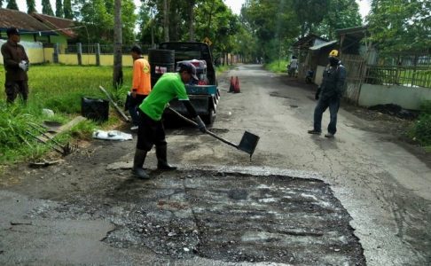 Dukung Kenyamanan Pelajar Berangkat dan Balik Sekolah, Tim TJL DPU Bina Marga dan SDA Perbaiki Jalan di Jember