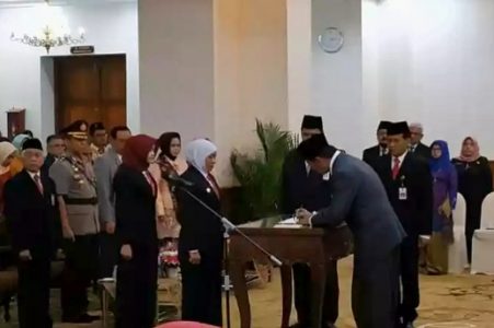 Gubernur Jatim Lantik Kepala Perwakilan BKKBN