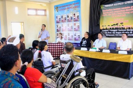 Wujud Perhatian dan Kepedulian, Sekda Bali Serahkan Bantuan 500 Paket Sembako