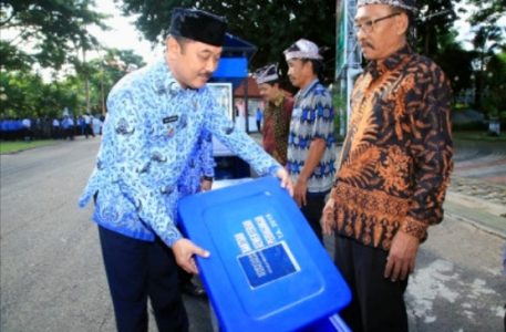 Peringatan HKN, Pemkab Banyuwangi Serahkan Bantuan Gerobak dan Coolbox Kepada UMKM Sektor Perdagangan di Banyuwangi