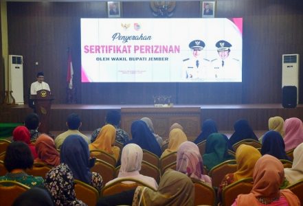 Penyerahan 277 Sertifikat Perizinan, Wabup Jember Harap Tenaga Kesehatan jadi Energi Baru di Jember
