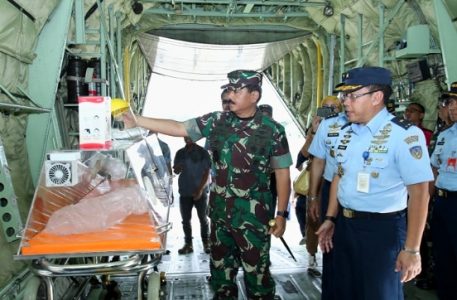 Untuk Evakuasi Pasien Diduga Duspect Covid-19, Panglima TNI Tinjau Kontainer Isolasi Medik Udara TNI AU