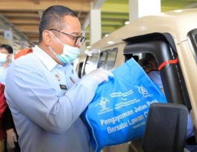 Bantu Masyarakat Terdampak Covid-19, Jajaran Kemenkumham Jatim Salurkan Ribuan Sembako dan Alkes
