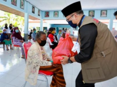 Salurkan Sembako ke Warga Miskin, Bupati Banyuwangi Ingatkan Jangan Keluar Rumah di Banyuwangi