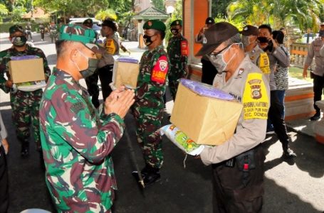 ‘TNI-Polri Peduli Covid-19’ Kodam IX/Udayana dan Polda Bali Distribusikan 1.110 Paket Sembako