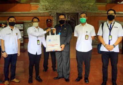 Wujud Kepedulian, Wagub Bali Secara Simbolis Terima Bantuan Sembako dari Perusahaan Migas