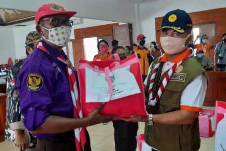 Program Pramuka Perangi Corona, Kwarda Bali Serahkan APD Kepada Kwarcab Se-Bali