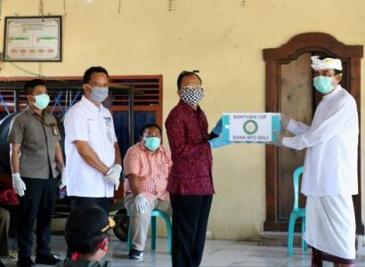 Tinjau Warga Serokadan di Masa Isolasi, Gubernur Bali Serahkan Berbagai Paket Bantuan