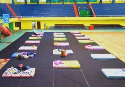 Usai Cek Kesehatan, Pendatang di Pelabuhan Banyuwangi Langsung Dikarantina ke GOR Tawangalun di Banyuwangi