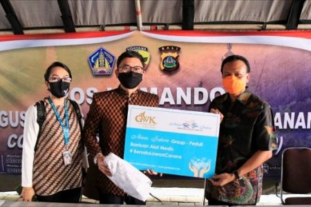 Ketua Harian Gustu Bali Terima Bantuan dari BPJS Ketenagakerjaan dan GWK untuk Warga terdampak Covid-19