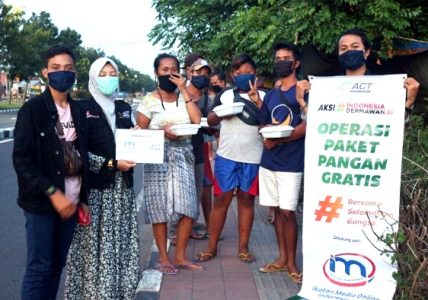 Berbagi Kasih di Tengah Pandemi, IMO dan ACT Bali Bagikan Nasi Bungkus
