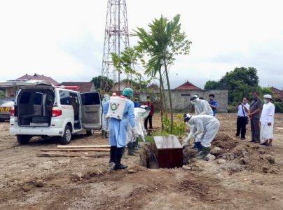 Simulasi Penanganan Pemakaman Jenasah Korban Covid-19 di Areal Parkir RSU Negara