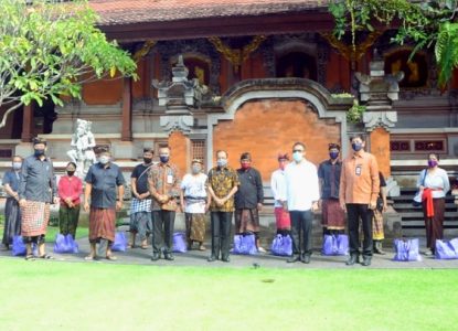 Gubernur Bali Serahkan Bantuan Sembako untuk Warga Denpasar Terdampak Covid-19