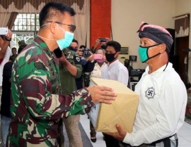 Sambut HUT ke-63 Tahun, Kodam IX/Udayana Gelar Bakti Sosial Peduli Covid-19