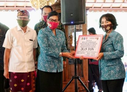 Ketua TP PKK Bali Serahkan Bantuan 410,9 Ton Beras, 90.000 Masker Kain Kepada Kader PKK dan Perajin